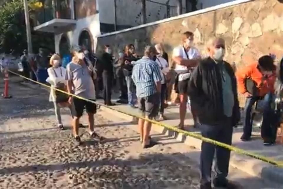 Largas filas de adultos mayores a la espera de la vacuna contra el SARS-CoV-2 se observaron en Puerto Vallarta.