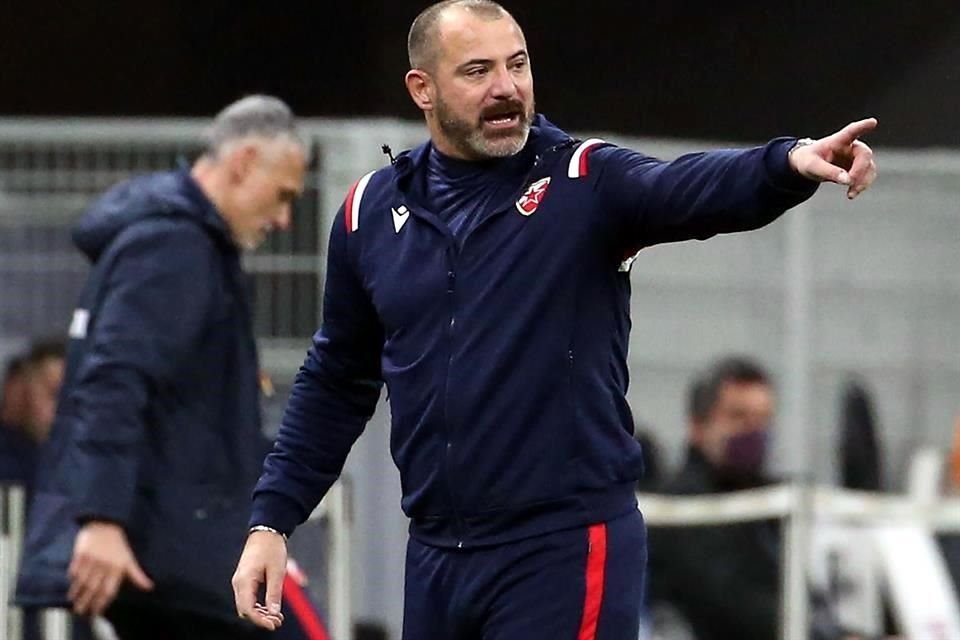 Dejan Stankovic perdió un poco la calma, ya que segundos antes de que su equipo tuviera un tiro de esquina a favor, el central pitó el final del partido.