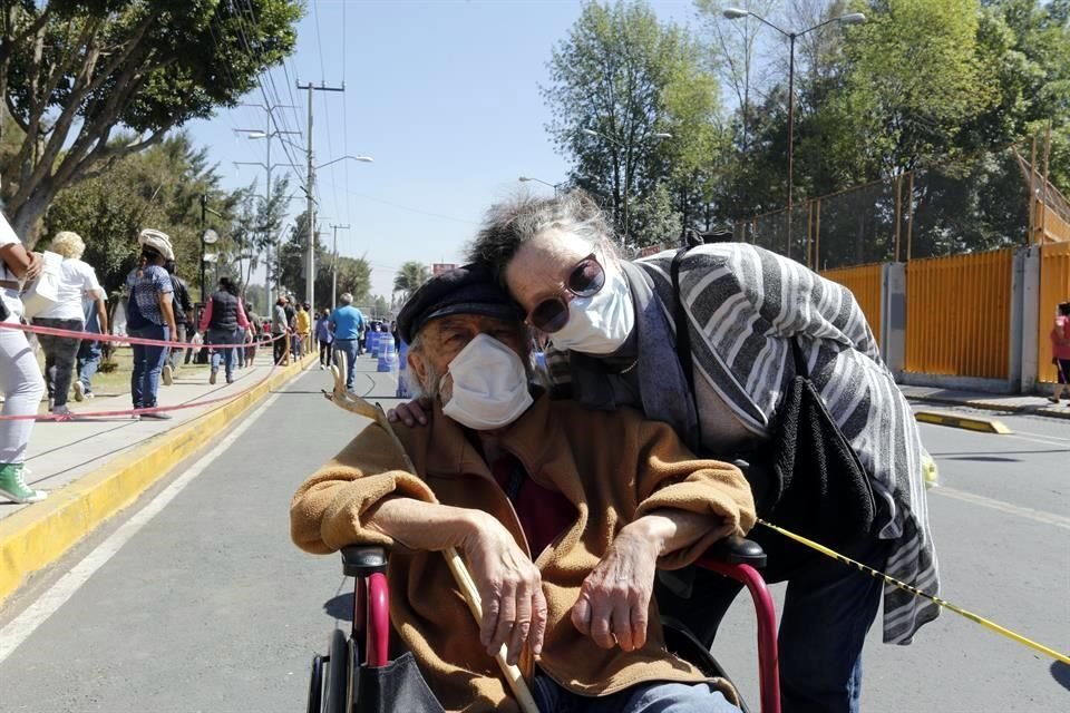 'El Covid-19 detuvo al mundo, vamos muy acelerados y es momento de volver a estar cerca', comentó Carmen, de 70 años y quien se vacunó hoy en Xochimilco.