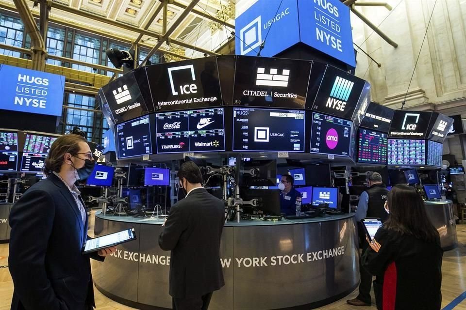 Las acciones caen con fuerza tras anotar máximos históricos el miércoles.