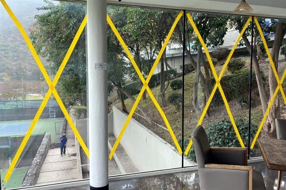 Unas 50 aves se estrellaron en vitrales del deportivo Alpino Chipinque, donde ya se colocaron cintas.
