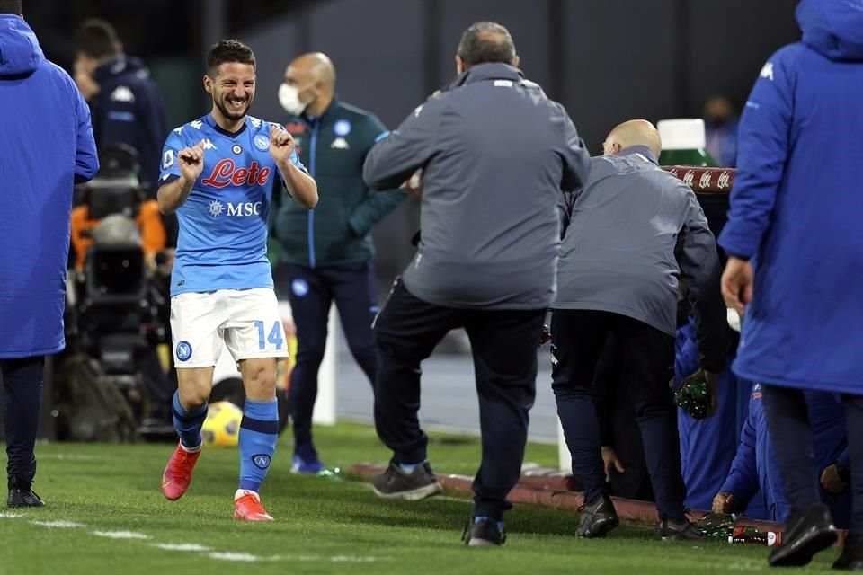 Tras el gol, Dries Mertens fue de inmediato a celebrar a su banca.