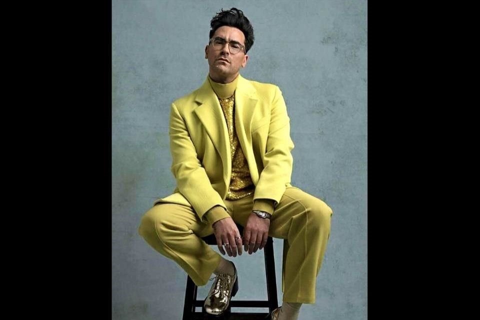 Dan Levy, con un traje XL en tonos cítricos y suéter de Valentino.