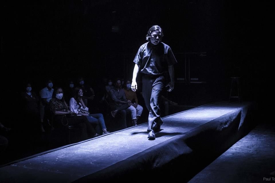El monólogo muestra a un actor que trata de probar su cordura recitando a Shakespeare.