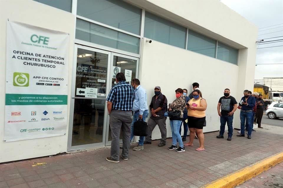 Los clientes hicieron hasta dos horas de fila para poder pagar su recibo en la sucursal de la Col. Francisco G. Sada.