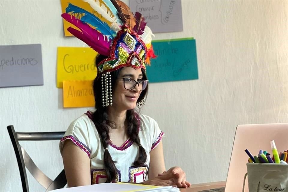 Con un vestido de manta y penacho, Janet González Rubio Alcaraz se caracterizó de La Malinche para impartir el tema de La Conquista.