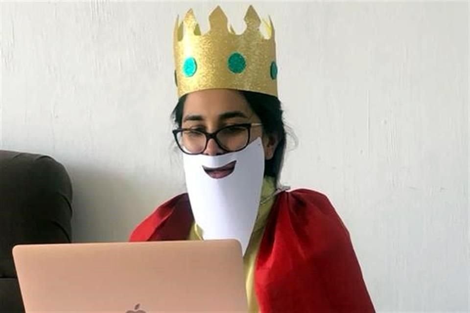 Tras regresar de una incapacidad por maternidad, recibió a sus alumnos vestida de Rey Mago para desearles feliz año.