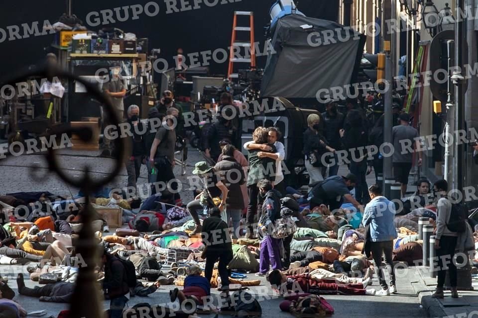 Con un abrazo, el director Alejandro G. Iñárritu y el actor Daniel Giménez Cacho marcaron su reencuentro en el set de filmación de la cinta 'Limbo'.