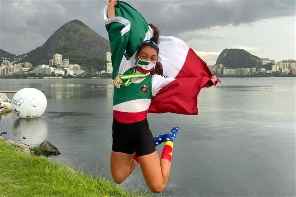 Kenia Lechuga celebró en grande su logro.