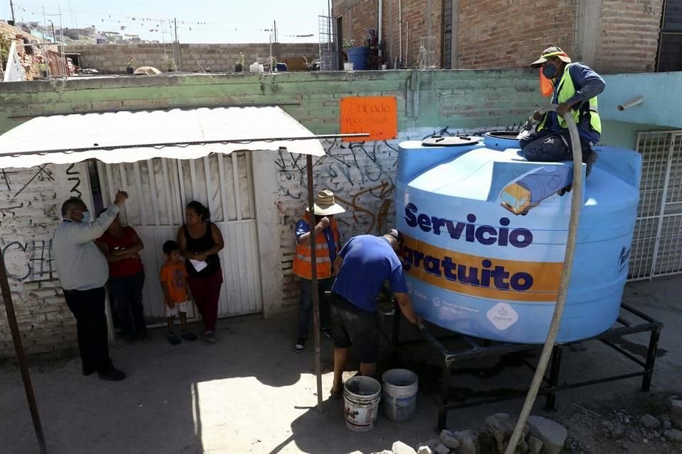 El Siapa colocó en la Col. Vistas del Centinela cisternas como esta, en la que los vecinos pueden acudir a llenar cubetas cuando les toque el tandeo. La próxima semana se conocerá el calendario.