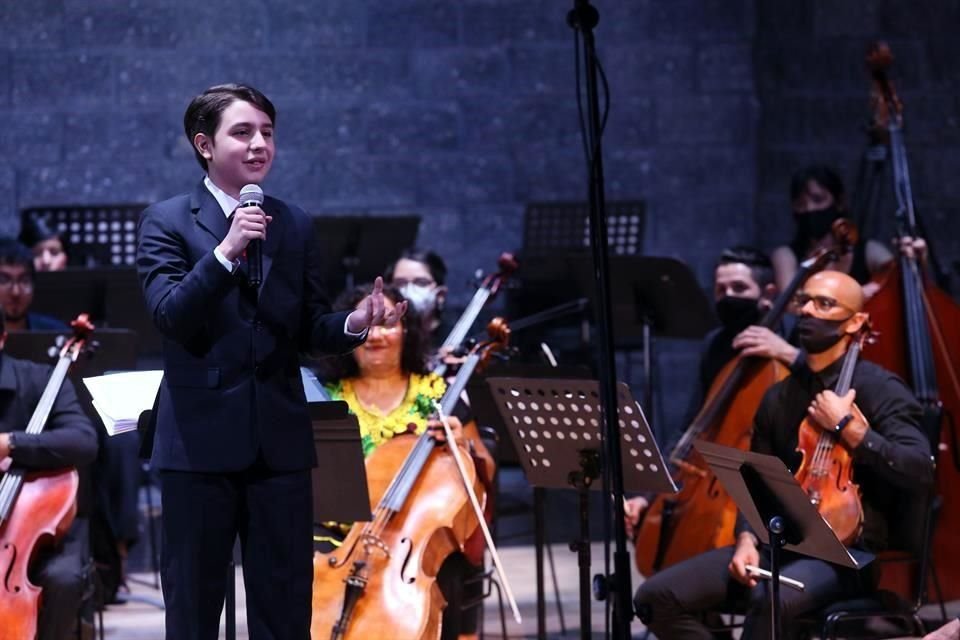 La Orquesta de Cámara de Zapopan interpretó una pieza de Alexander Viveros Pulido, quien ya trabaja en su nuevo material.