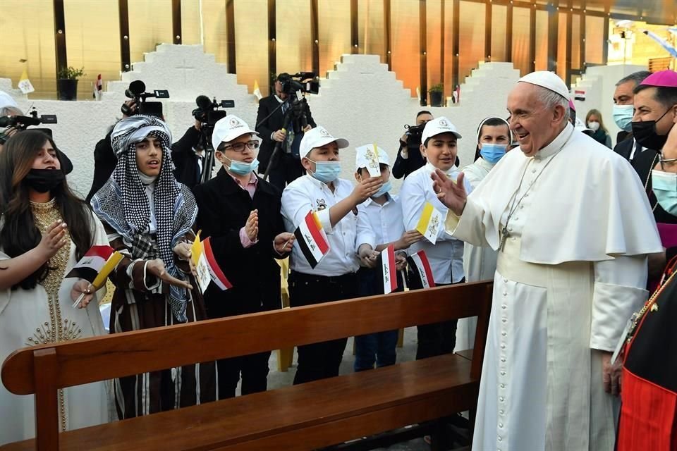 El Papa a su llegada a la Catedral.