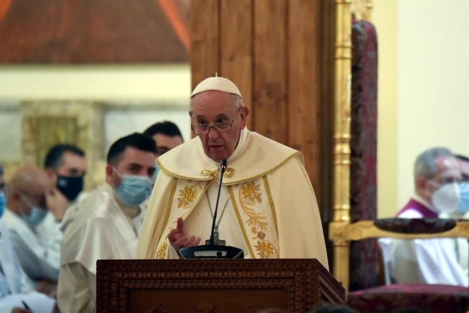 El Papa Francisco celebró misa en Catedral caldea de Bagdad, rama que siguen 80% de católicos en Irak, y animó a pobres y perseguidos.