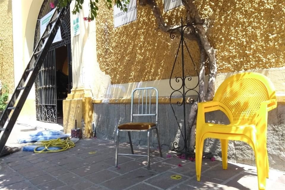 Estas sillas son de las dos primeras personas que llegaron desde hoy a las 09:00 para recibir mañana su vacuna contra Covid.