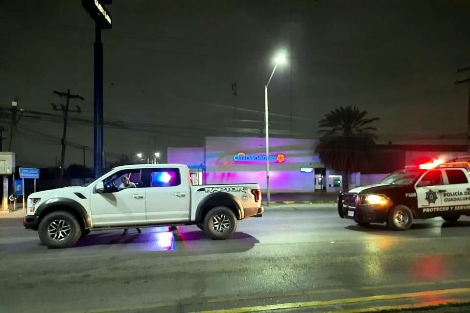 La camioneta Ford Raptor, con placas RJ 92836, fue interceptada tras una persecución que terminó en los límites de Guadalupe y Monterrey.