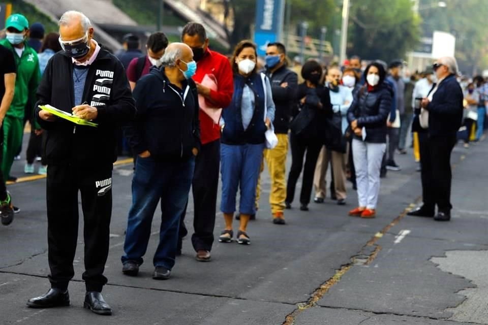 El macrocentro de vacunación en Campo Marte fue el más afectado por largas filas en el primer día en MH, ya que decenas de personas madrugaron, no respetaron la fecha de su cita y acudieron con antelación.