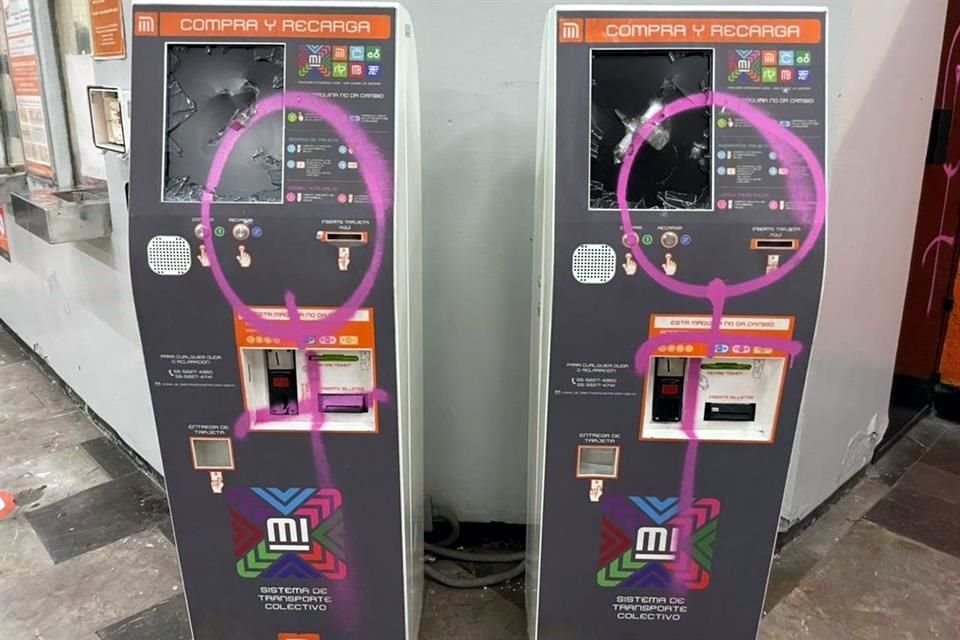 En la estación San Cosme de la Línea 2 del Metro se registraron pintas y vidrios rotos por parte de mujeres que participará en la marcha.