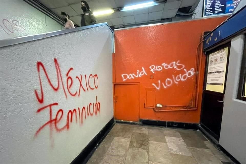 Mujeres encapuchadas  vandalizaron la estación San Cosme y Revolución de la Línea 2 del Metro.