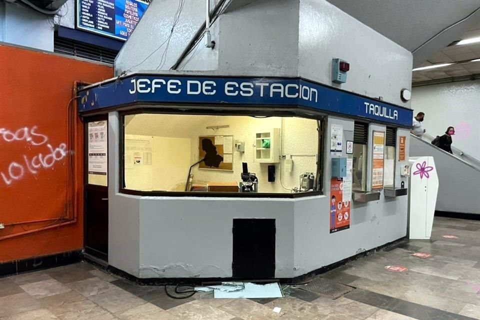 La mujeres rompieron los vidrios de la oficina del jefe de estación en San Cosme.
