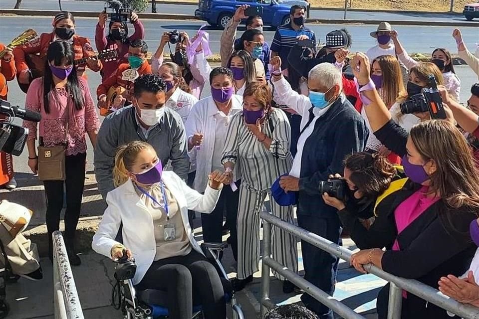 Seguidores acompañaron a Anaya a las instalaciones del órgano electoral local.