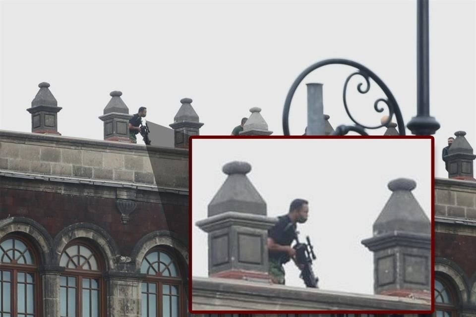 Personal encargado de la seguridad del inmueble fue desplegado en la azotea del Palacio Nacional.