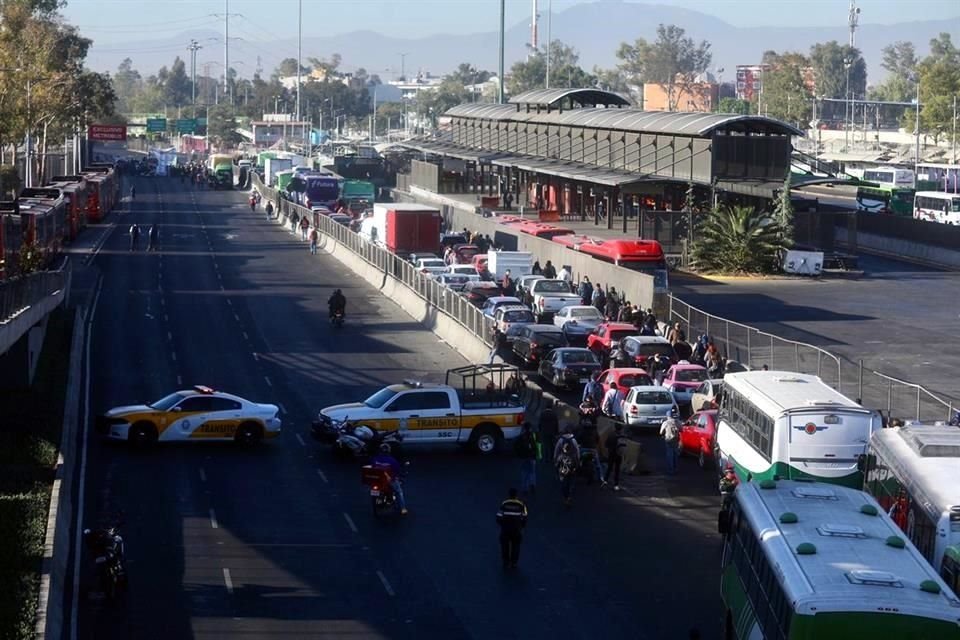 Los transportistas también pararon el servicio de la L-2 del Metrobús.