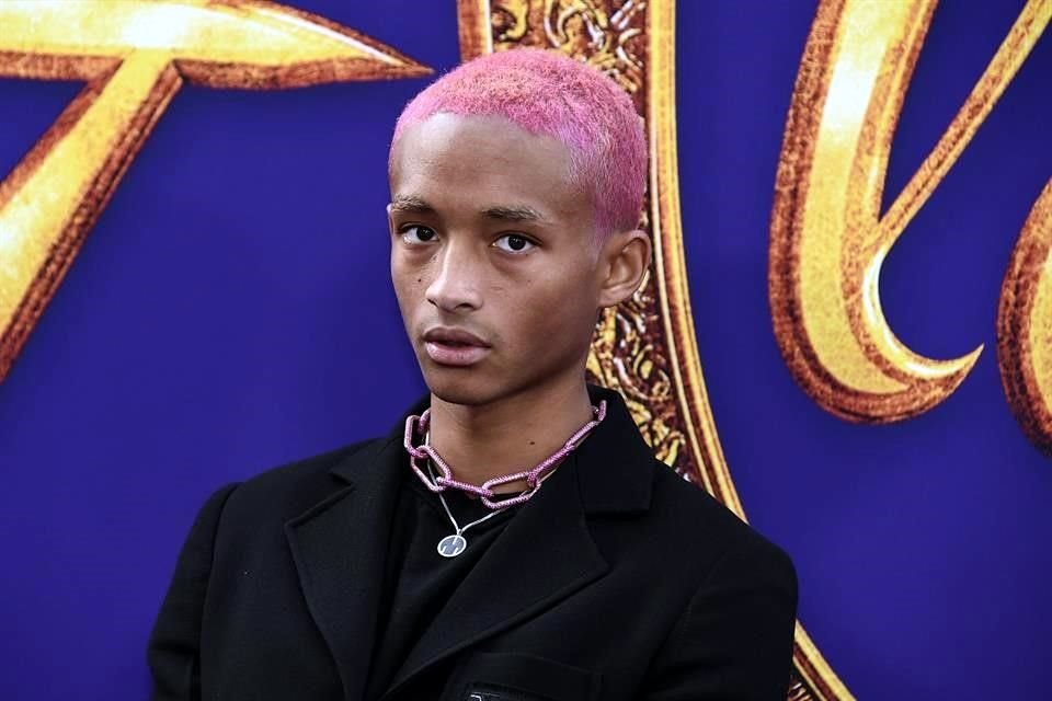 Jaden Smith, hijo de Will Smith, presentó sus diseños en Pitti Immagine, una pasarela virtual italiana.