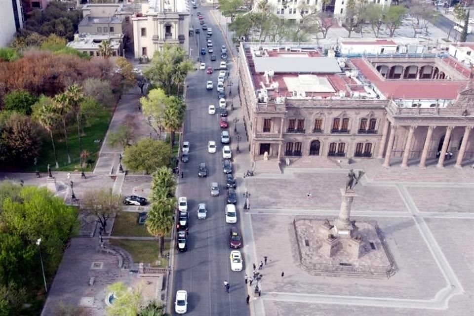 Decenas de padres de familia realizaron una caravana desde la Arena Monterrey hasta la Explana de los Héroes