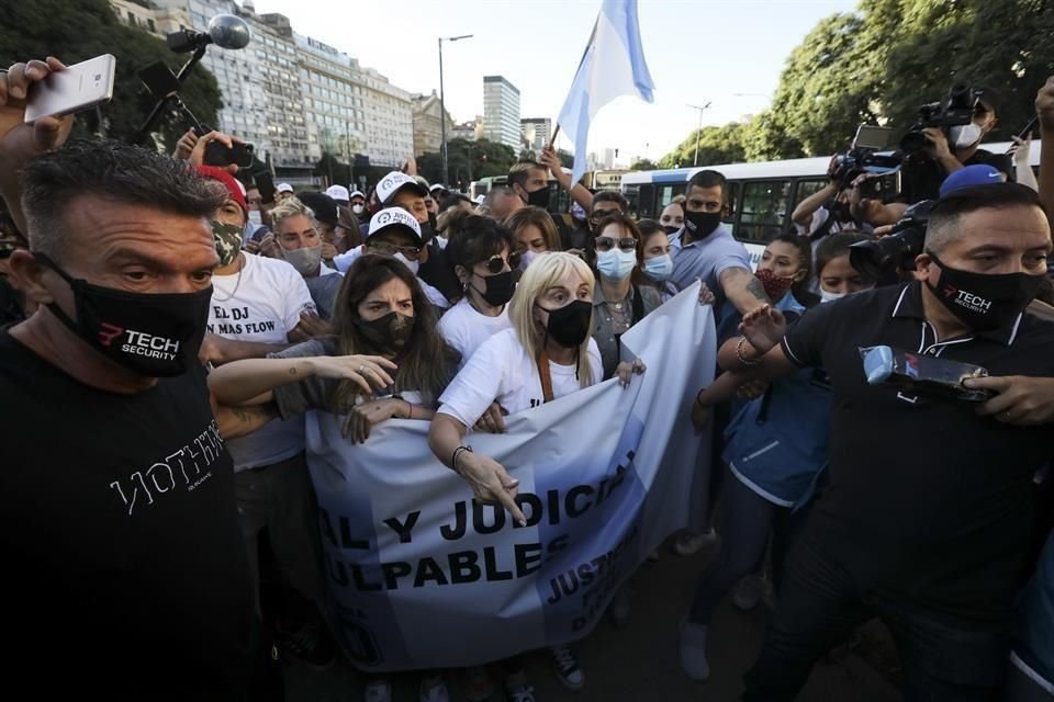 Dalma y Gianinna Maradona, junto a su madre, Claudia Villafane, acudieron a la marcha.