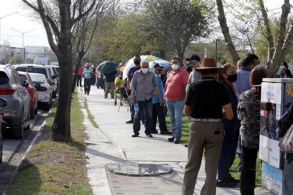 En el modulo de atención ubicado en el DIF Lazos de la Colonia Ébanos, noveno sector, en Apodaca, se citó a las 15:00 horas a quienes no contaban con su pase para la jornada de vacunación.