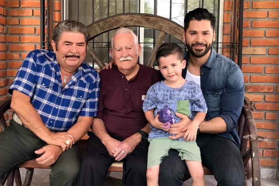 La dinastía Robles de la música norteña está de luto, pues hoy a las 14:30 horas, a la edead de 98 años, murió Eliseo Robles Garza (centro).