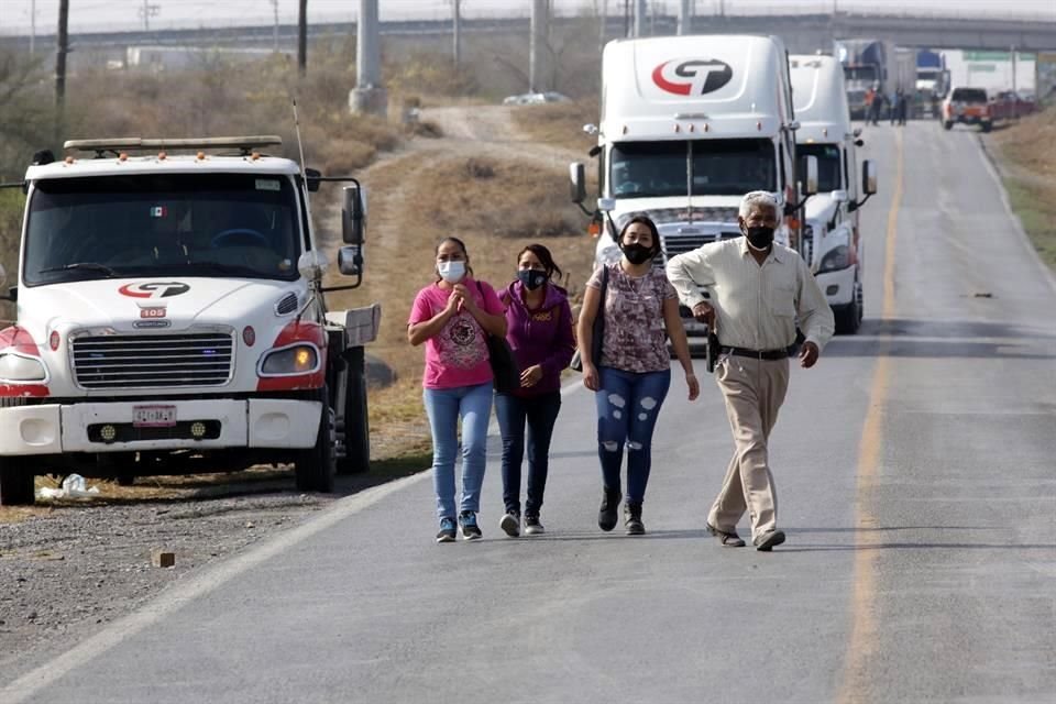 Al sitio arribaron familiares de algunos de los pasajeros que viajaban en el camión.