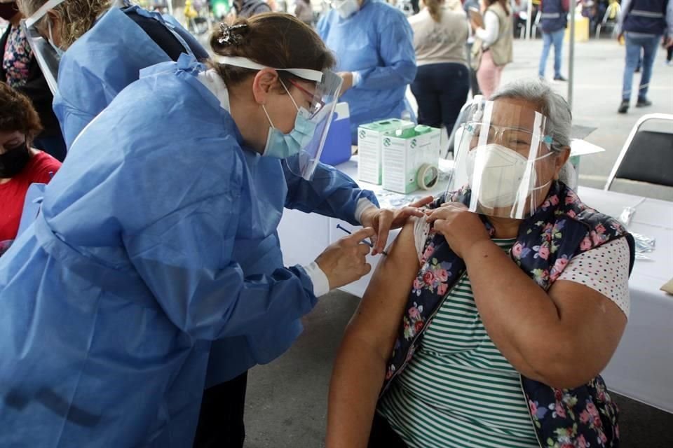 El Municipio informó que dos mil adultos mayores quedaron pendientes para la aplicación de la vacuna en Apodaca.