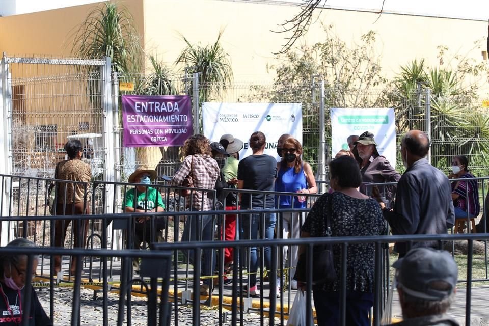 Decenas de personas acudieron al centro de vacunación en Periférico Sur, pero la espera fue en vano.