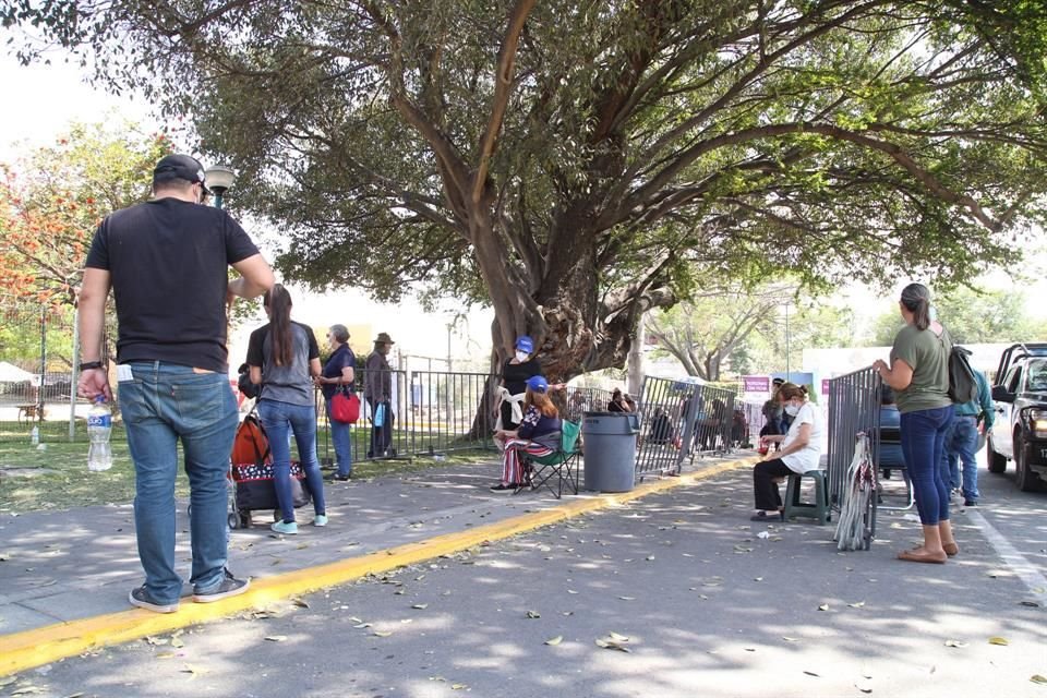 El enojo y la frustración se apoderaron de los adultos mayores que no alcanzaron el biológico.