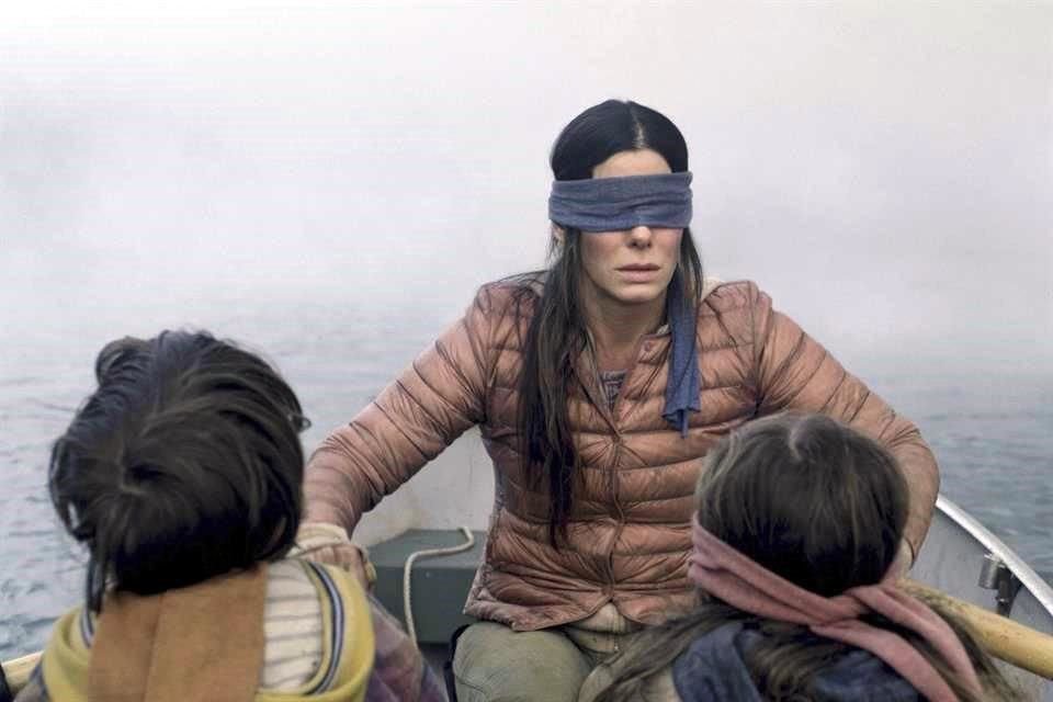 El thriller 'Bird Box: A Ciegas', protagonizado por Sandra Bullock, tendrá una versión en español, escrita y dirigida por Alex y David Pastor.