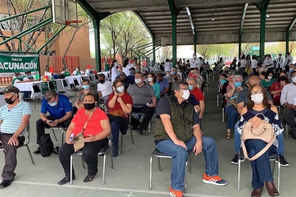 La mayor parte de las sillas de atención y espera lucen vacías aunque los solicitantes siguen llegando.