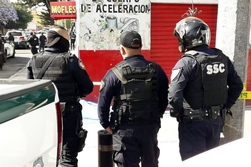Policías acudieron a la escena del crimen para asegurarla.