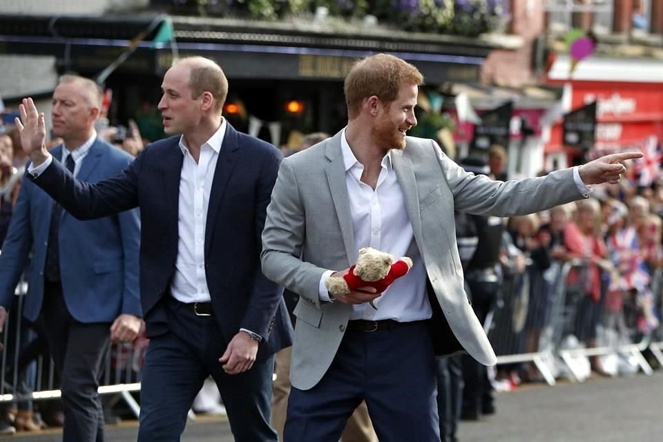 Con todo y la polémica que envuelve a la Familia real británica, los Príncipes Guillermo y Enrique se verán las caras en julio para la develación de un memorial en honor a su madre, la Princesa Diana.