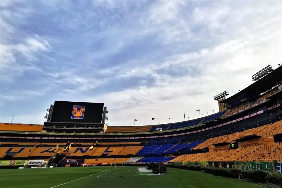El Estadio Universitario lució impecable previo al encuentro del sábado.