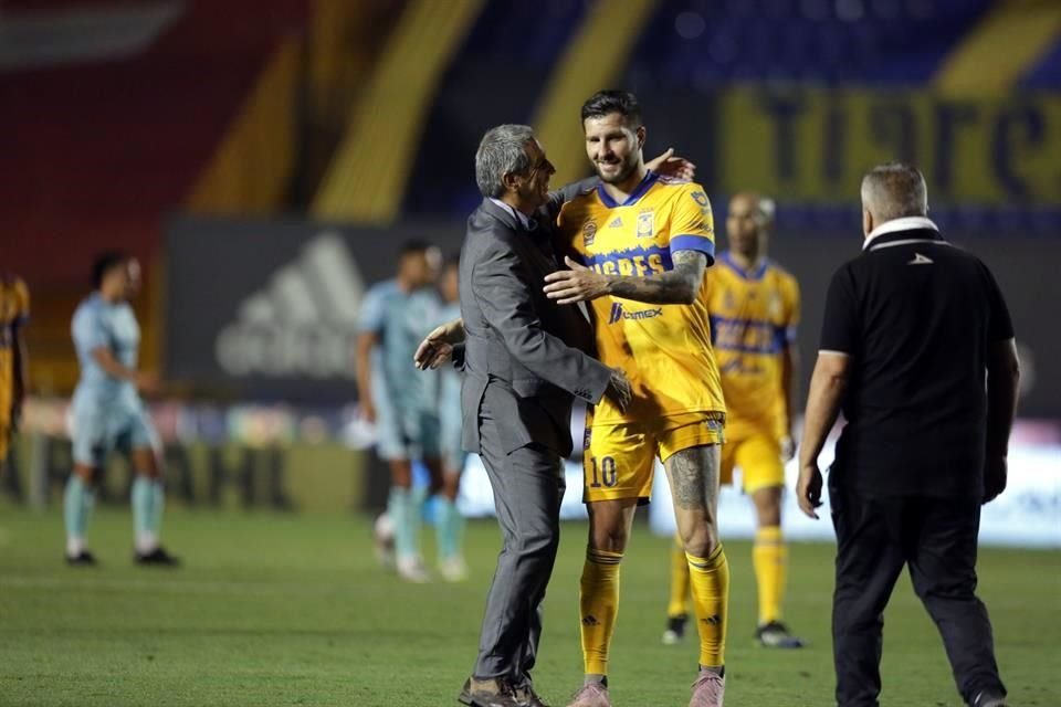 Incluso hubo abrazo de leyendas.