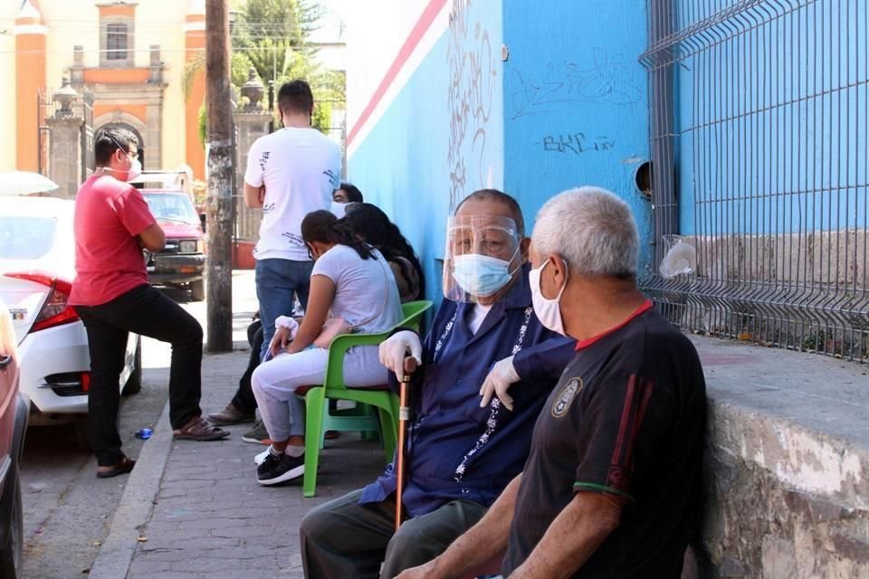 Desde las 9:00 horas tonaltecas comenzaron a hacer filas a las afueras de los módulos.
