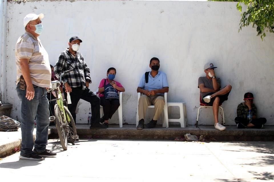 Con o sin registro previo, los tonaltecas madrugaron desde ayer para asegurar la vacuna contra el Covid-19, que empieza a aplicarse hoy.