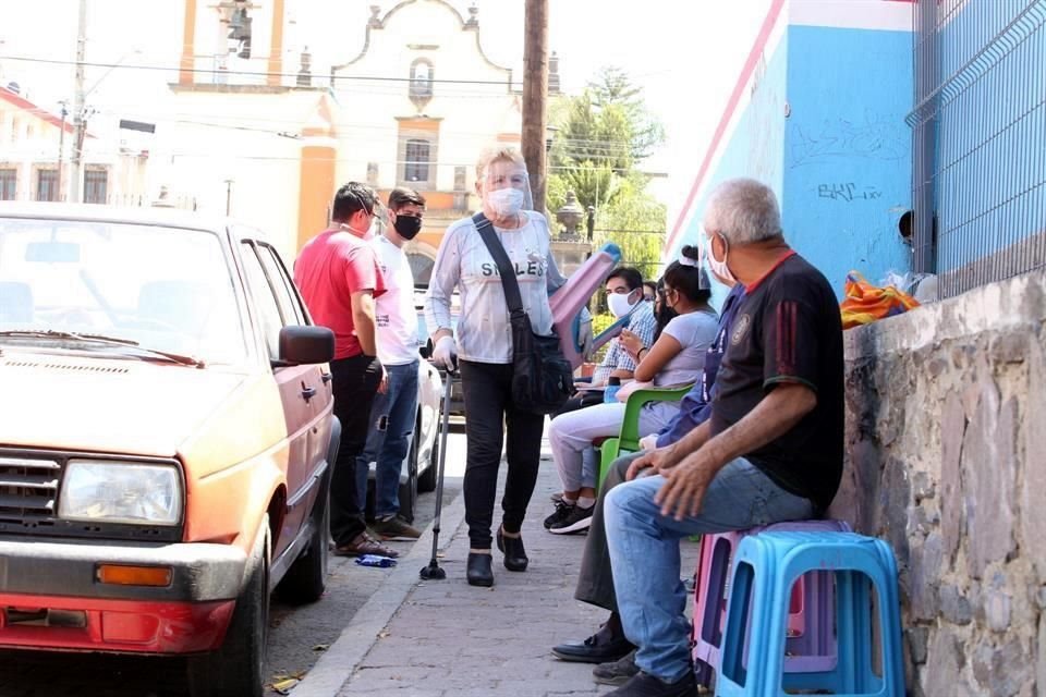 Desde las 9:00 horas de ayer comenzaron a apartar lugar en centros de vacunación de Tonalá.