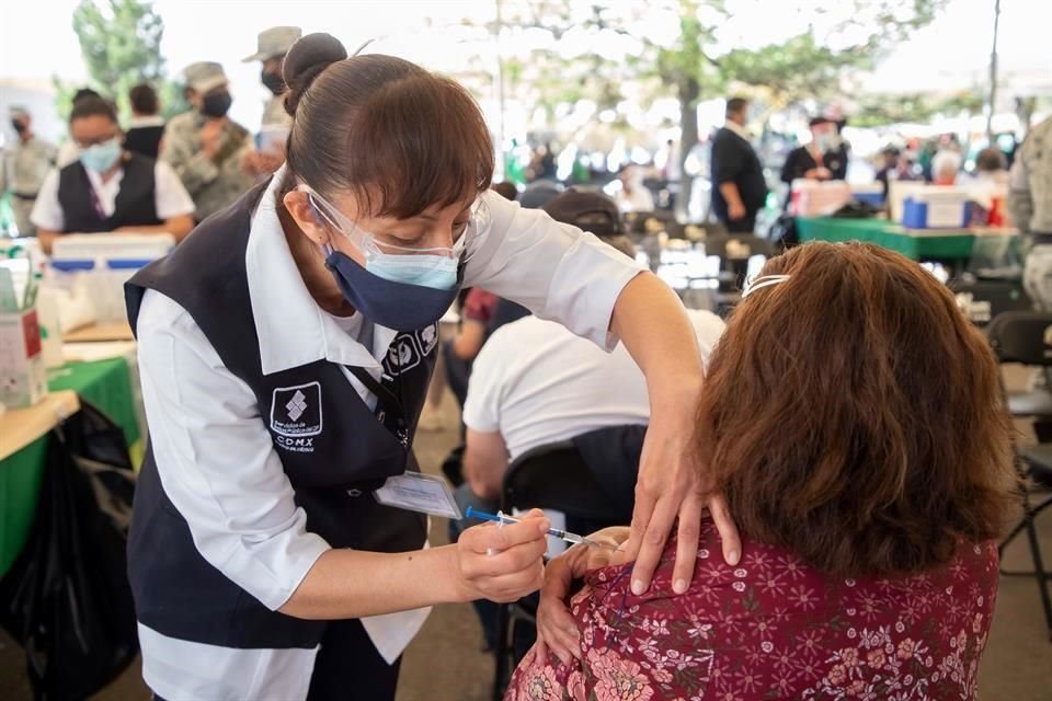 Por primeras y segundas dosis, la CDMX acumula más de 1.8 millones de vacunas aplicadas en adultos mayores desde el 15 de febrero.