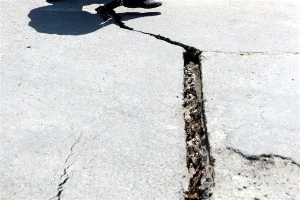 Vecinos señalaron que la tubería se fracturó y el agua comenzó a despilfarrarse alrededor de las 6:00 horas.