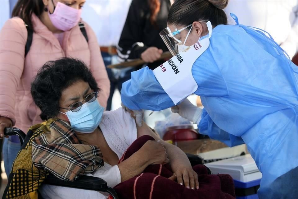 Evangelina Patricia Noriega Baeza, de 63 años, fue la primera vacunada en Tonalá.