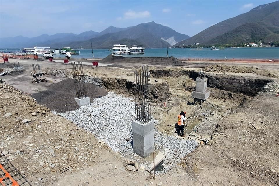 La obra muestra un avance en lo que serán las bases del malecón en la Presa La Boca, en Santiago.