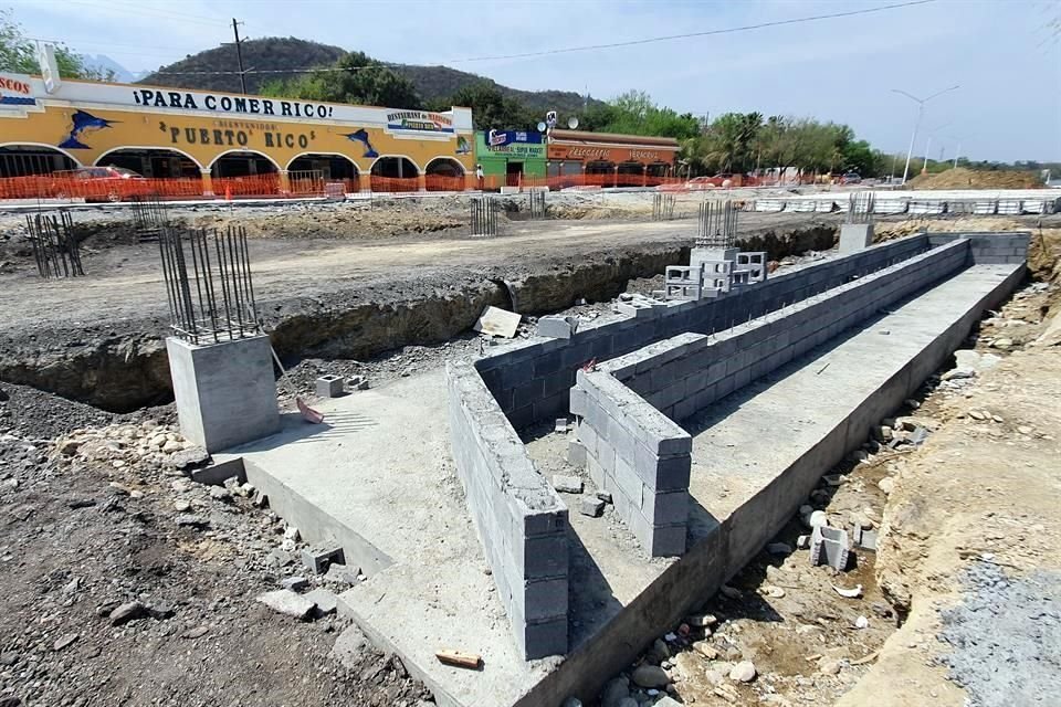 La obra muestra un avance en lo que serán las bases del malecón en la Presa La Boca, en Santiago.