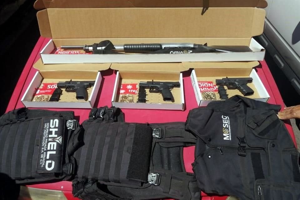 Los detenidos portaban chalecos antibalas, tres armas de fuego calibre .380  con 14 tiros cada una y una escopeta calibre 12 con 7 tiros útiles.